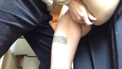 Squirt li serşokê dibistanê, orgazmek kefîkî ya rastîn - mamosteyê min çêtirîn xwe kir